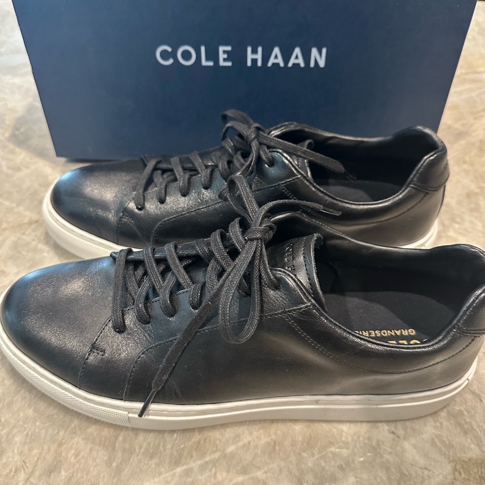 Like new 10.5 men’s Cole Haan Grand Series Jensen black leather sneaker.